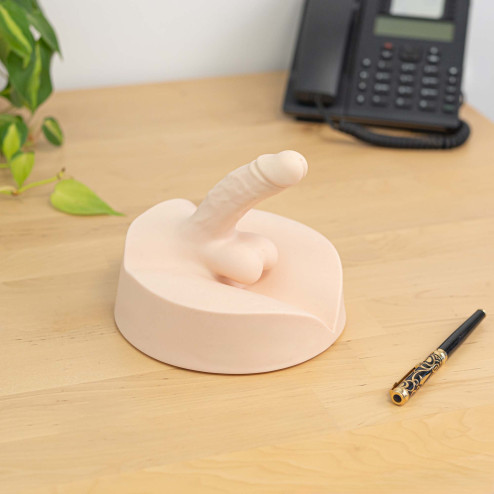location modèle anatomique pénis sur un socle en silicone sur un bureau