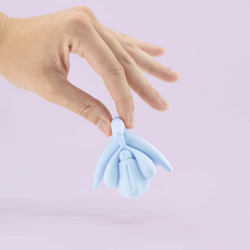 clitoris educatif bleu tenu dans une main