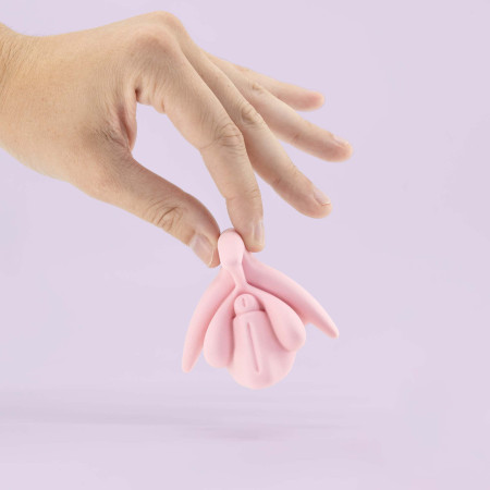 clitoris educatif rose tenu dans une main