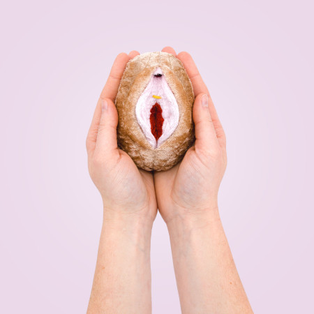 modèle de vagin en peluche à louer tenu dans les mains