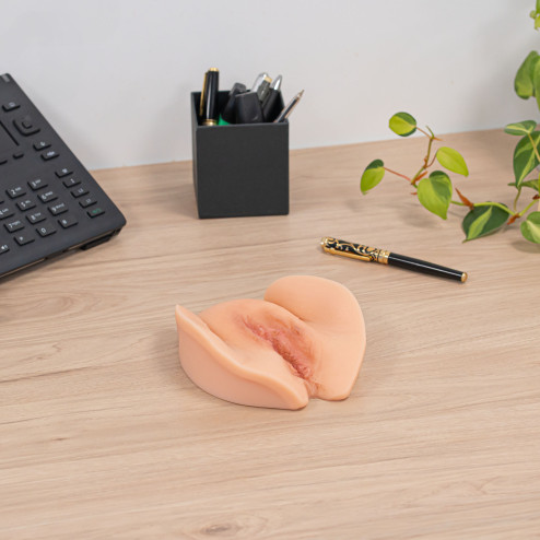 vulve mutilée sur bureau