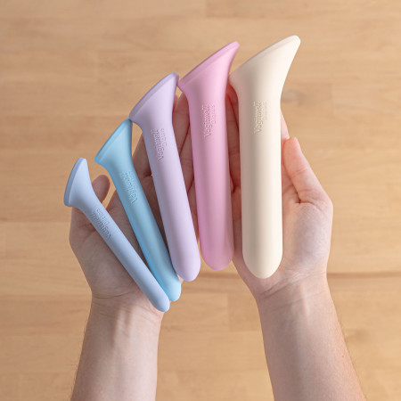 Dilatateurs vaginaux 5 Vagiwell Premium de Medintim tenus dans les mains