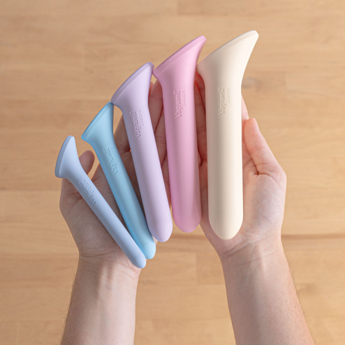 Dilatateurs vaginaux 5 Vagiwell Premium de Medintim tenus dans les mains