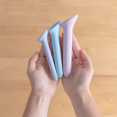 dilatateurs vaginaux vagiwell small tenus dans les mains