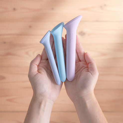 dilatateurs vaginaux vagiwell small tenus dans les mains