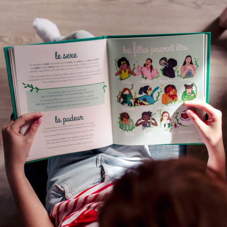 Livre le petit illustré de l'intimité tome 1 en train d'être lu