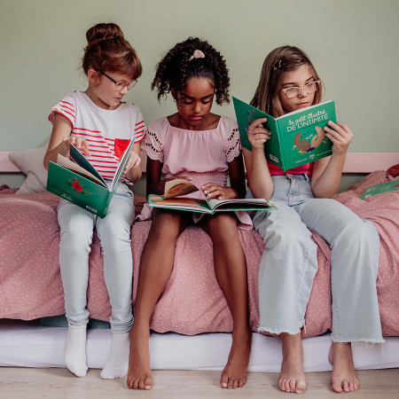 Livre Le petit illustré de l'intimité tome 3 en train d'être lu