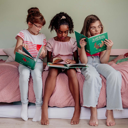 Livre Le petit illustré de l'intimité tome 3 en train d'être lu