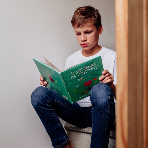 Livre Le petit illustré de l'intimité tome 4 en train d'être lu