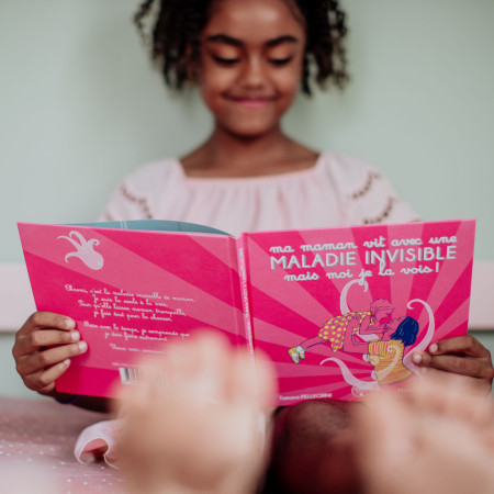 Livre Ma maman vit avec une maladie invisible en train d'etre lu