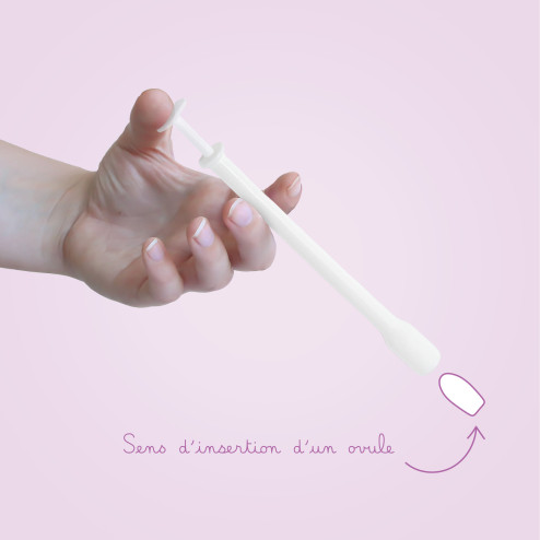 applicateur pour ovule tenu dans une main