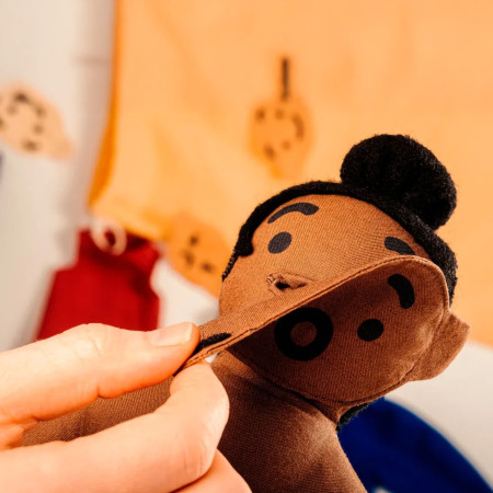 poupée sexuée femme à la peau noire avec différentes expressions
