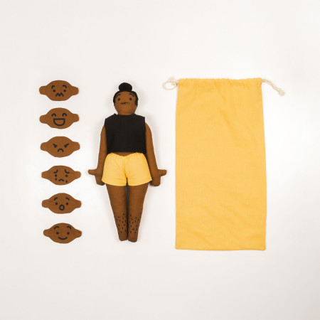 poupée sexuée femme à la peau noire avec différentes expressions