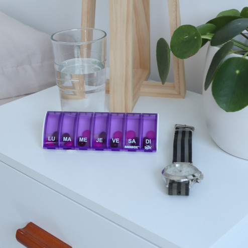 Pilulier Box7 violet avec étui en cuir noir