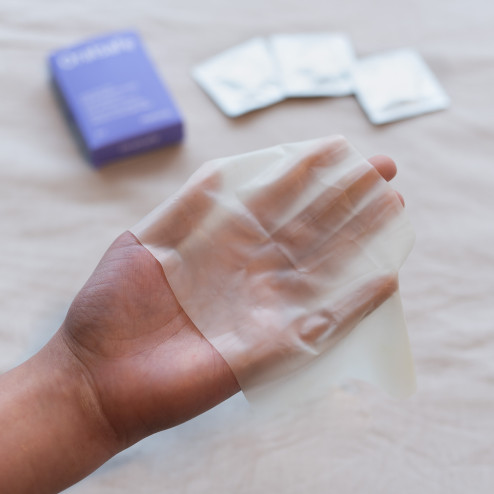 préservatif oral en latex sur une main