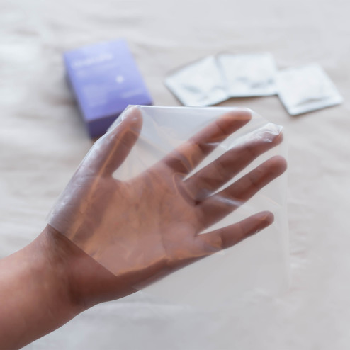 préservatif polyuréthane posé sur main