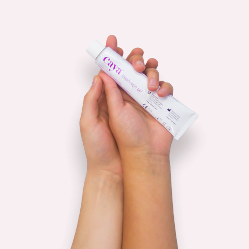 Cayagel gel contraceptif pour diaphragme tenu par deux mains