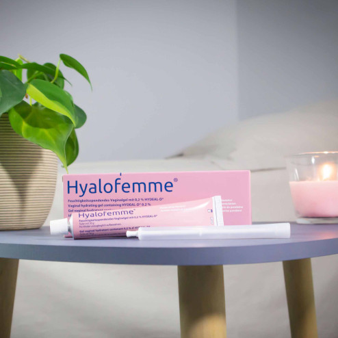 HyaloFemme gel Vaginal posé sur table