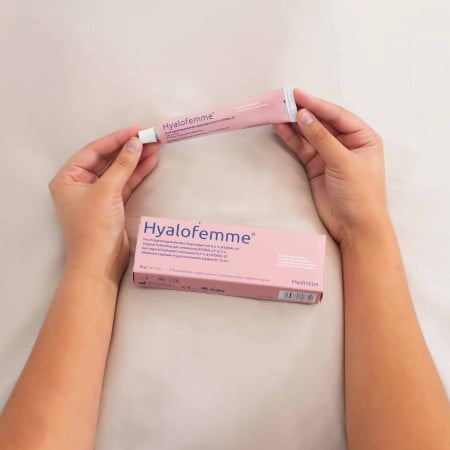 gel vaginal hydratant tenu par deux mains