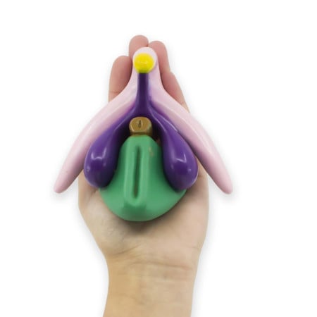 modèle clitoris 3D en PVC tenu dans une main