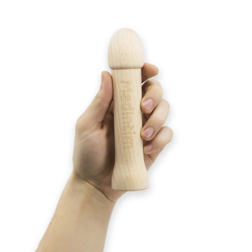 Modèle de pénis en bois pour poser un préservatif masculin tenu dans une main