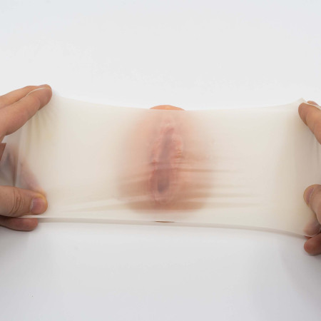 préservatif oral en latex tendu sur une vulve