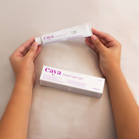 gel contraceptif cayagel tenu par deux mains