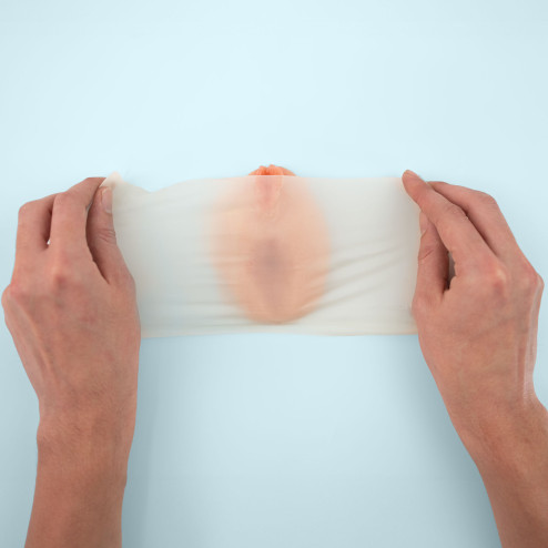 préservatif oral en latex tendu sur un anus
