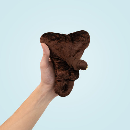 Modèle anatomique de pénis petit au repos + anus en peluche foncé décalotté tenu dans une main