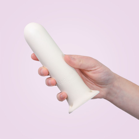 dilatateur vaginal taille 6 tenu dans une main